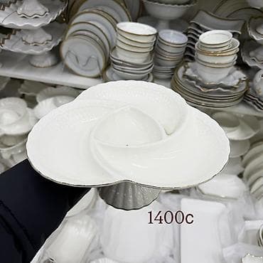 Посуда: Белая сервировка из фарфора с рельефным узором. Состав и размеры — 7