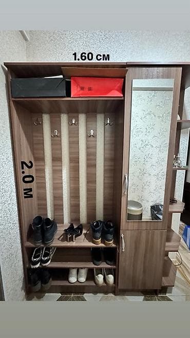 Прихожая модульная, цвет — тёплый орех/дуб. Габариты на фото: высота