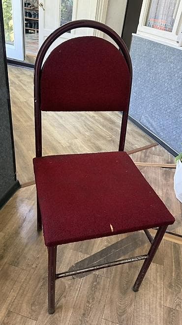 Стул с мягкой обивкой бордового цвета. 5 шт - Каркас: металлический
