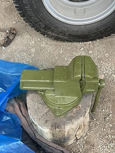 стол и кресла: Тиски слесарные поворотные в отличном состоянии — 1