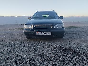 Автомобиль: универсал темно‑зеленого/черного цвета. Кузов