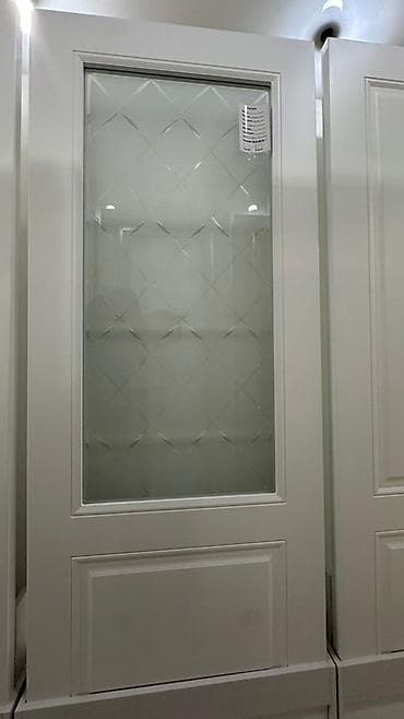 Межкомнатная дверь с остеклением - Полотно классического дизайна в