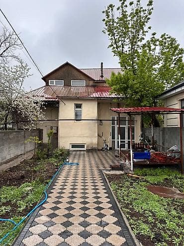 Дом с участком и хозяйственными постройками - Двухэтажный жилой дом с at lalafo.kg Дом с участком и хозяйственными постройками - Двухэтажный жилой дом с