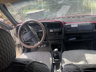 Унаа: Volkswagen Passat: 1988 г., 1.8 л, Кол менен иштөөчү, Бензин, Седан — 4
