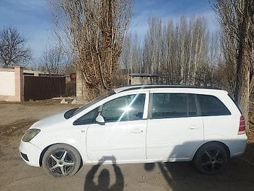 Продается семейный минивэн/универсал белого цвета. Кузов и экстерьер