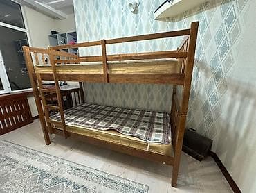 90: Двухъярусная деревянная кровать с матрасами - Материал: массив — 1
