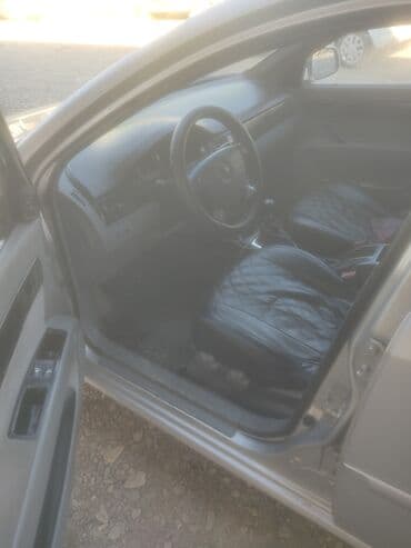 дом на калеса: Шевролет Лачетти Седан светло‑серебристого цвета. Основные — 5