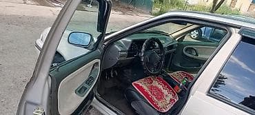 Легковой автомобиль седан с 4 дверями, светлый кузов. Салон тканевый с — 2