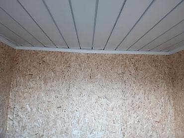 Металлическая хозяйственная постройка/бытовка с остеклением и