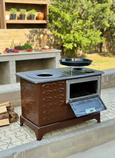 Печь-буржуйка коричневого цвета, выполненная из металла с