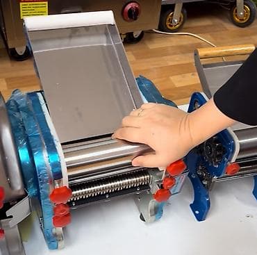 Компрессоры: Тестораскаточная машина с насадкой для резки лапши - Профессиональный — 7