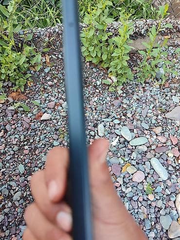 pixel 2: Смартфон с плоскими гранями и матовым тёмным корпусом. Особенности: - — 3