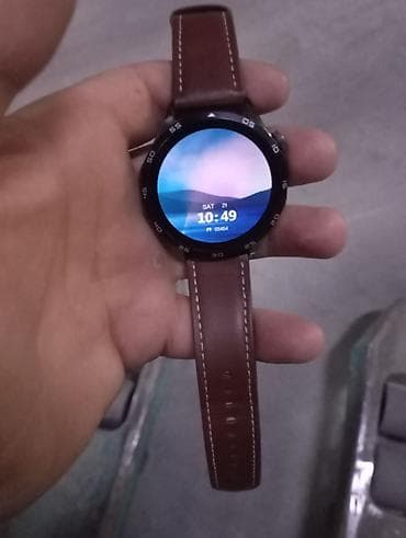 крышка на титан: Смарт‑часы с круглым сенсорным дисплеем и коричневым кожаным ремешком — 3