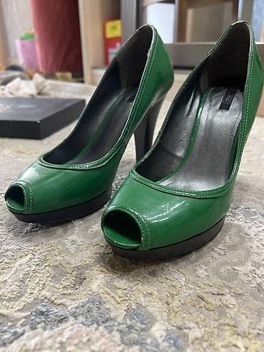 Туфли: Лодочки-peeptoe из лакированной кожи, насыщенно‑зеленого цвета. - — 1