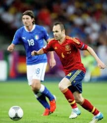 Музыкальные инструменты: Легендарная чемпионская форма сборной Испании на команду, 1800 сом за — 1