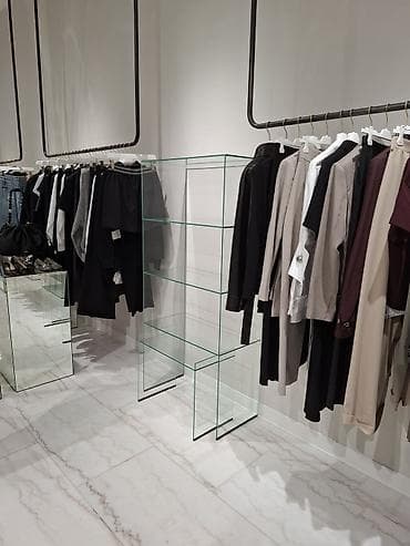 витрины стелажи: Стеклянный стеллаж-витрина для магазина/шоурума - Материал — 3