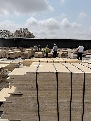 Натуральный камень — известняк/травертин бежевых оттенков (плиты и