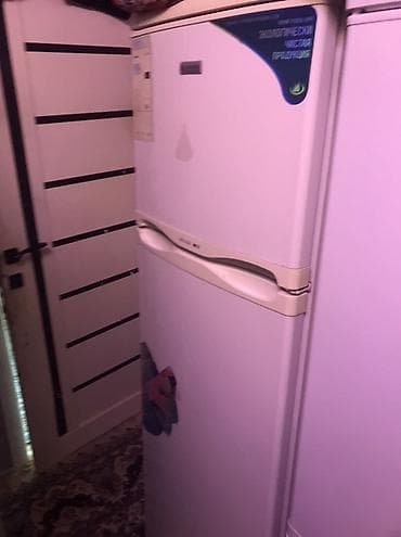 Электрогрили: Белый двухдверный холодильник с верхней морозильной камерой — 1