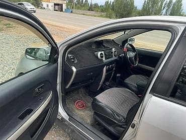 портер 2 салон: Toyota Ist: 2003 г., Автомат, Бензин, Хэтчбэк — 5
