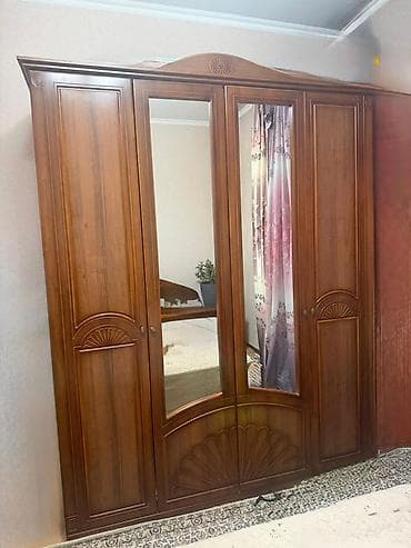 Спальный гарнитур в классическом стиле, оттенок тёплый орех. Состав