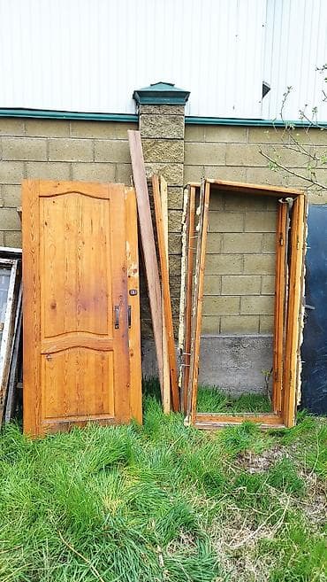 двери домашние: Продаются деревянные окна(со стеклами) и двери. б/у, но в целостности — 5