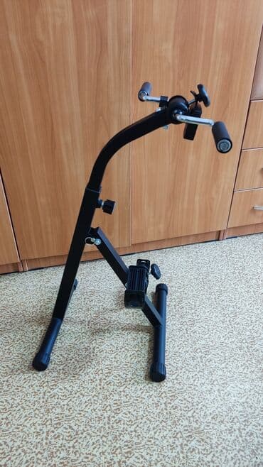 Мини велотренажёра для рук и ног. На дисплее: число вращений, калории