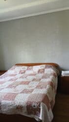 срочно продаётся 1 комнатная квартира в районе шлагбаум по улице кенсуйская 17 пересекает интергельпо: Студия, Душевая кабина, Постельное белье, Кондиционер — 7