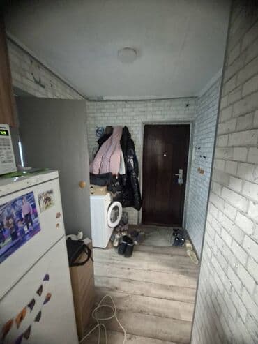 срочно продаётся 1 комнатная квартира в районе ошского рынка по улице молодая гвардия: 1 бөлмө, 25 м², Жатакана жана мейманкана түрүндө, 2 кабат, Косметикалык ремонт — 4