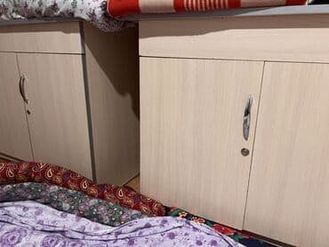 купить раковину с тумбой и зеркалом: Шкафчики с дверцами и ручками из светлого дерева. Подходят для — 1