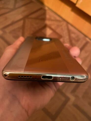 наушники realme: Смартфон с безрамочным дисплеем и фронтальной камерой, интегрированной — 4