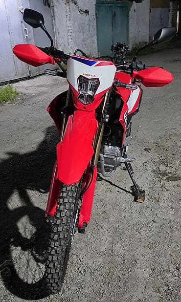 мотоц: Honda CRF (линейка dual-sport/enduro), ярко‑красная графика HRC — 2