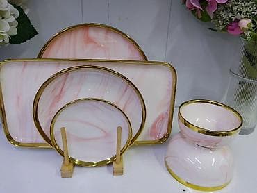 Набор посуды из фарфора с мраморным розово-белым рисунком и золотистой
