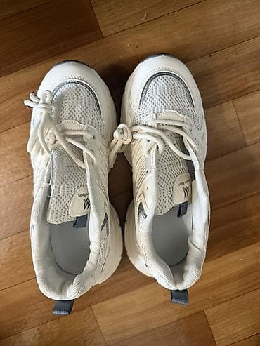 женские белые: Новые Кроссовки белые женские 1000 сом 
Размер 40 — 1