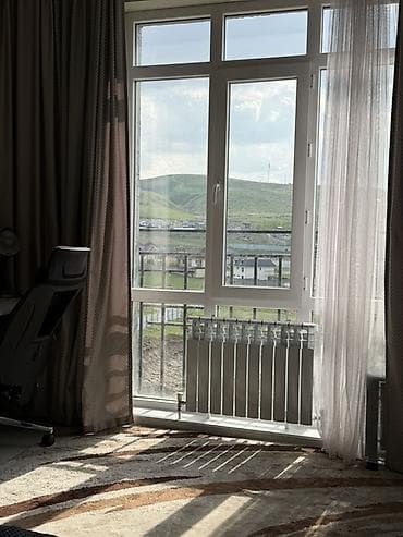 аренда кызыл кия: Просторная спальня с панорамным окном и рабочей зоной - Светлая — 5