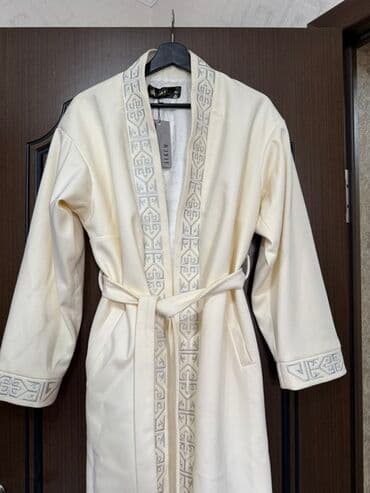 домашние халаты больших размеров: Длинный халат/чапан ALKUM (размер на бирке: 50). - Цвет: молочный — 2