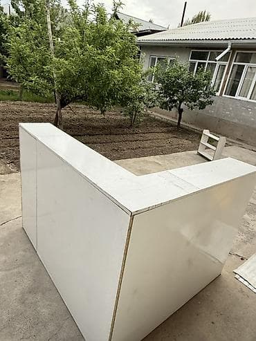 ресепшн столы: Угловая стойка-ресепшн/рабочий стол белого цвета. - Компоновка — 2