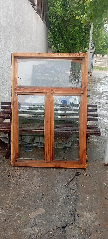 Эмерек: Деревянная рама/перегородка со стеклом. Характеристики: - Материал — 7