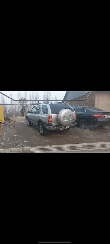 Внедорожник 5‑дверный, серебристый цвет кузова. Просторный салон — 5