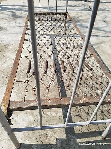 Металлическая односпальная кровать с пружинным основанием (сеткой) — 3