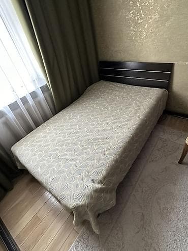sofa bed: Кровать двуспальная с высоким прямым изголовьем. - Размер спального — 1