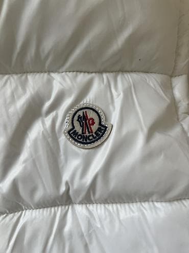 сары булун: Пуховый жилет Moncler, белый Размер: M Состояние: отличное Цвет — 2