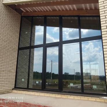 современные навесы: Панорамная оконная система с алюминиевым профилем черного цвета — 1