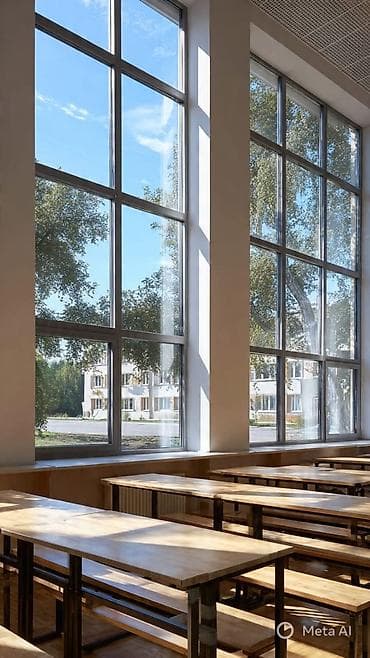 рамка для окон: Многосекционное окно с рамами из темного материала, вероятно, алюминия — 5