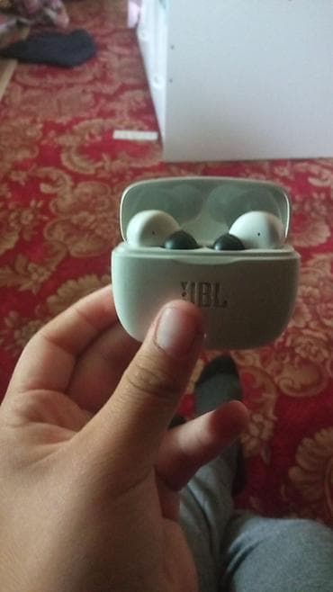 продам усилитель: Беспроводные наушники JBL в зарядном кейсе. Описание: - Форм‑фактор — 1