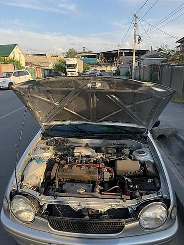коробка сатылат: Toyota Corolla: 1999 г., 1.6 л, Кол менен иштөөчү, Бензин, Лифтбек — 3
