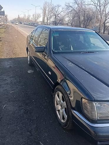 Легковой автомобиль седан, тёмно‑синего цвета. Основные особенности