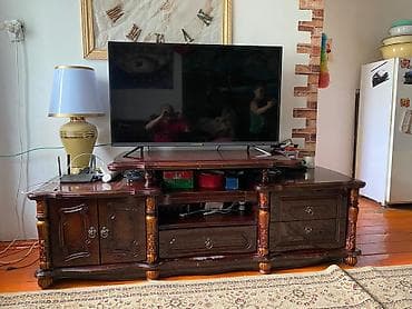 Телевизор диагональ экрана примерно 50–55" (широкая панель, тонкие
