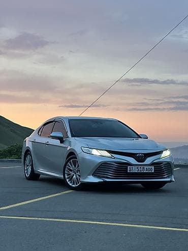 Toyota Camry: 2018 г., 2.5 л, Гибрид, Седан — 3