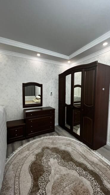 Продаю спальный гарнитур!!! 4-створчатый шкаф с зеркалом, 2 шт тумбы