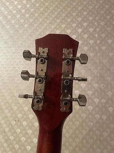 суб борд: Акустическая гитара dreadnought с вырезом (cutaway). - Корпус формата — 5